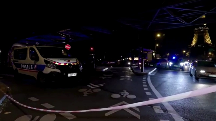 Hombre ataca a transeúntes en París; hay un muerto