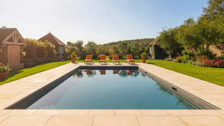 Niña queda atrapada en una alberca en Nuevo León