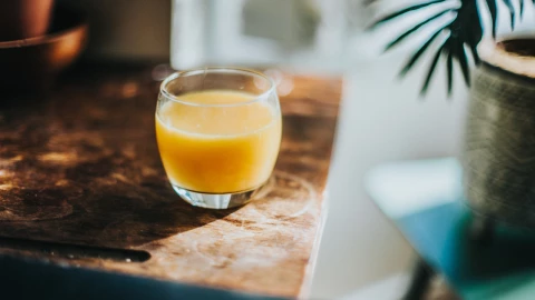 El mejor jugo de naranja que fortalece los huesos y ayuda contra el dolor de rodillas