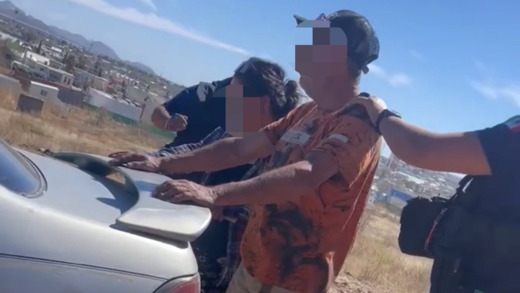 Mujer roba tambos de bsaura