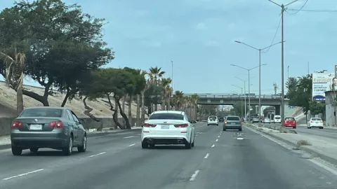 Calma en las calles de Tijuana este día, un sábado con pocos autos en la Vía Rápida tras incendios del viernes 12 de agosto 2022.