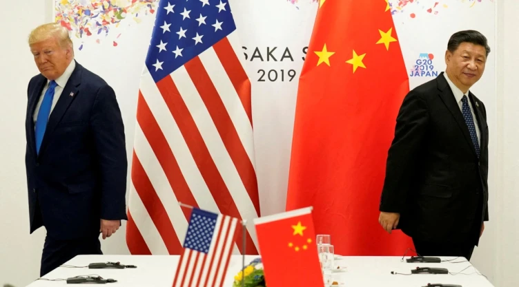 Donald Trump y la bandera de Estados Unidos Xi Jinping y la bandera de China