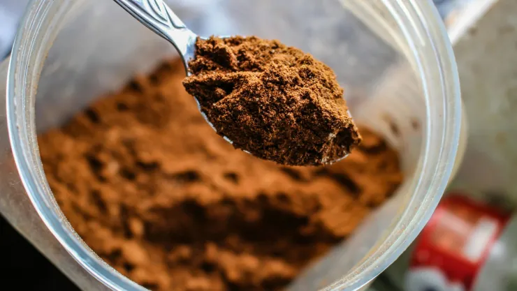 De esta manera añadir cacao en polvo a tu café cambiará tu vida
