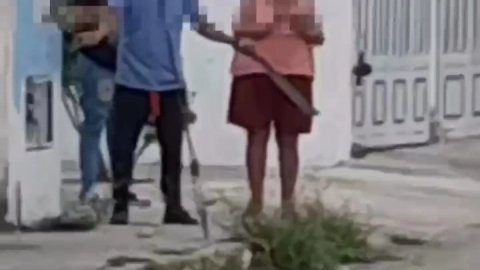 Movilización policiaca en Vergel; sujeto presuntamente amenaza a vecinos con un machete