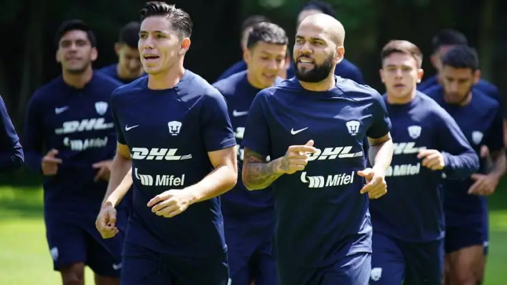 Efraín Velarde Dani Alves Pumas