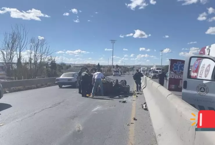 Accidente en Boulevard Bicentenario en Guadalupe, Zacatecas, provoca volcadura de vehículo