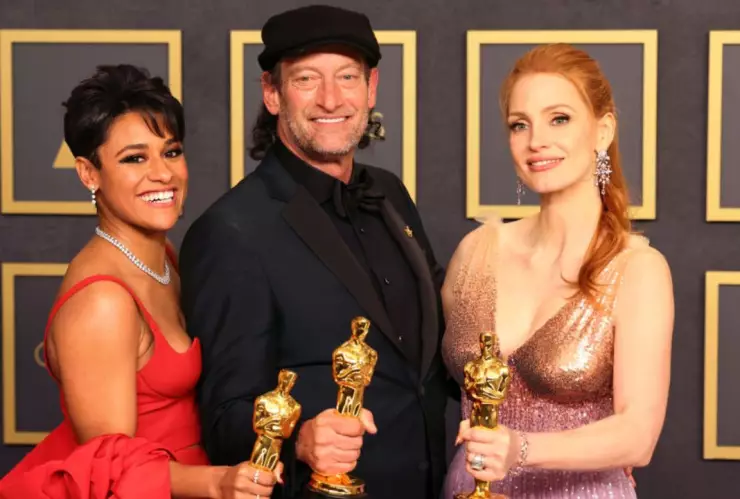 Ariana DeBose, Troy Kotsur y Jessica Chastain, ganadores en la entrega 94 de los Oscar, posan con sus respectivas estatuillas.