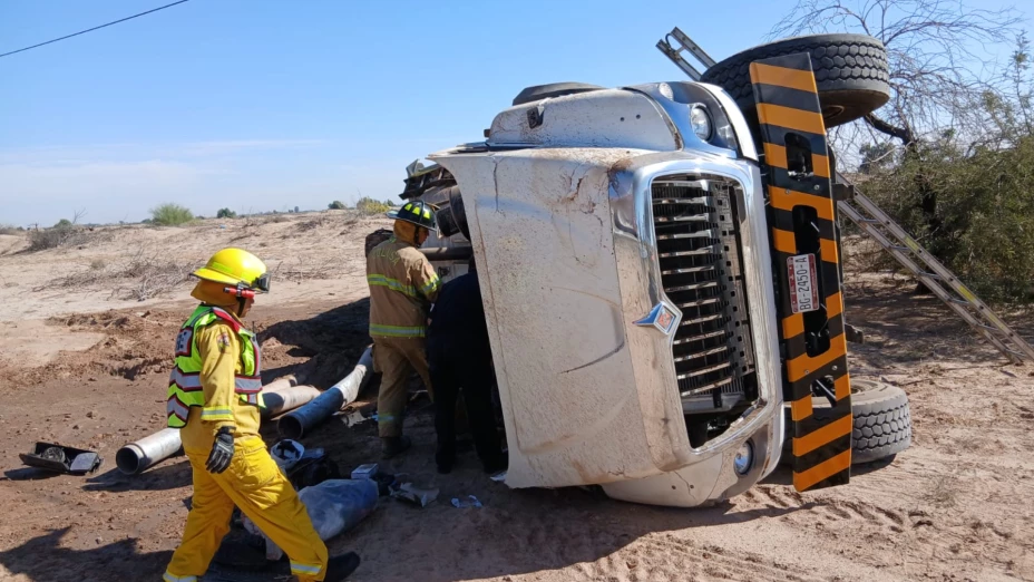 Un muerto y un detenido tras volcadura de tractocamión.png