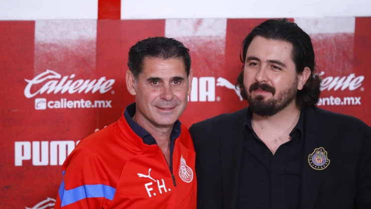 Amaury Vergara en la presentación de Fernando Hierro con las Chivas