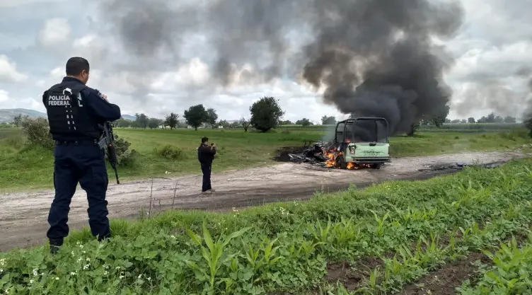Retienen huachicoleros a personal de Pemex en Puebla