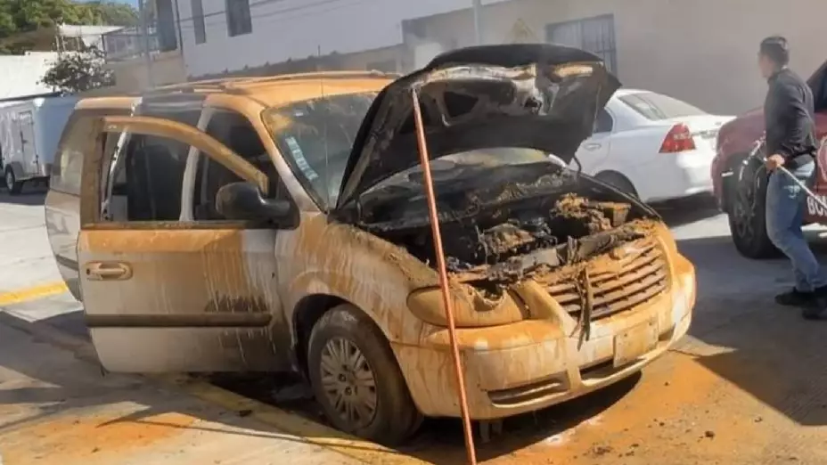 Fuerte incendio consume camioneta en Santa Rosalía; registran pérdida total