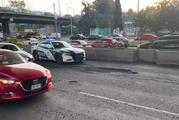 Nuevo mega bache en Periférico daña a más a 10 autos y genera caos en CDMX