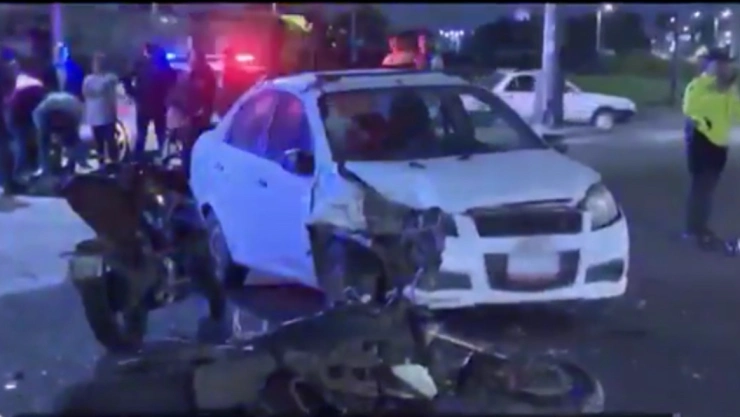 Hombre sale disparado tras chocar en Iztapalapa.
