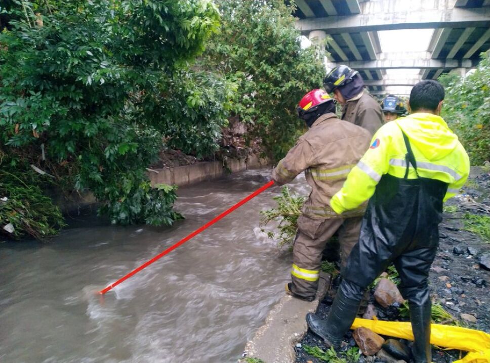 Continúa la búsqueda de la joven mujer que fue arrastrada por la corriente de las lluvias en Tlalnepantla, Edomex