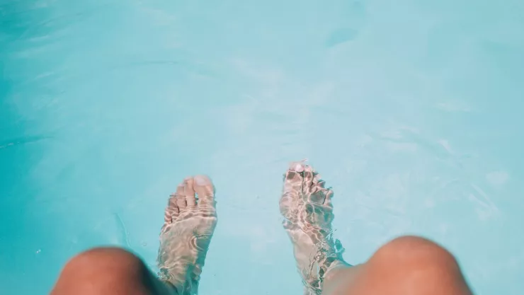 ¿Por qué el agua deja los dedos de los pies arrugados? La ciencia responde