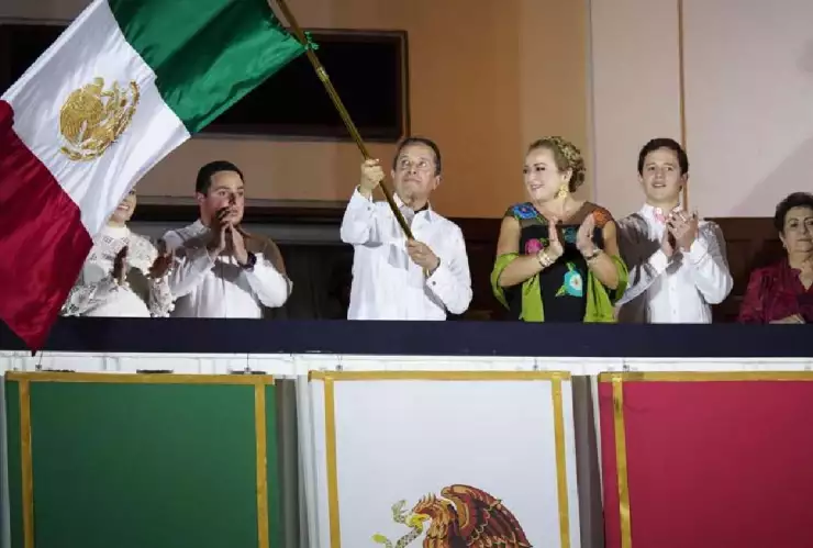 ¡Viva México! Carlos Joaquín da el tradicional Grito de Independencia
