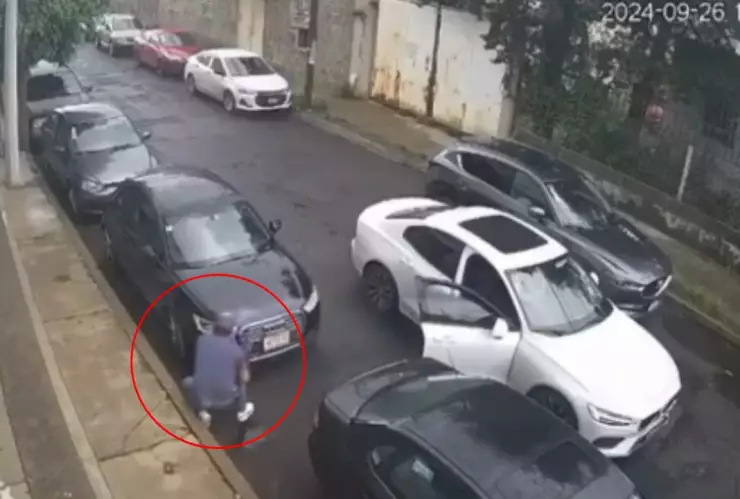 VIDEO: En menos de un minuto, roban faros de auto en Puebla