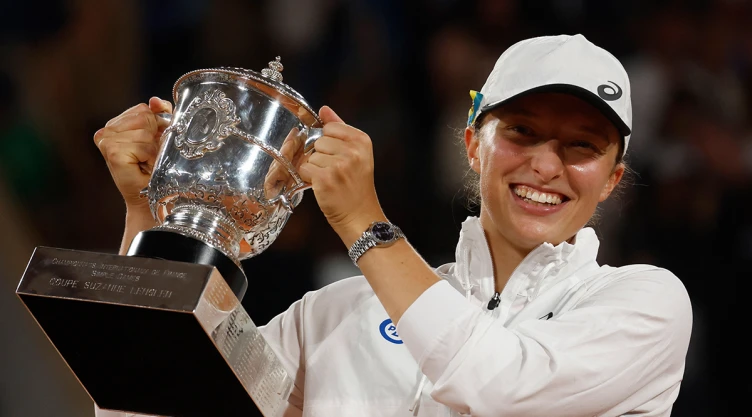 Iga Swiatek alza la copa de campeona de Roland Garros en París