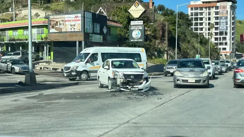 Choque de carro blanco.