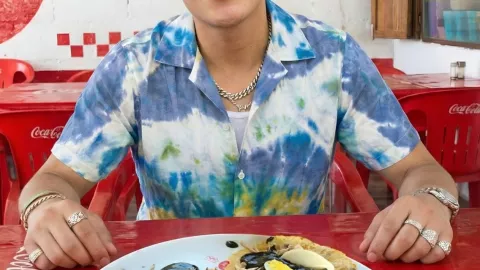 El Malilla comiendo panuchos de relleno en Yucatán.jpeg