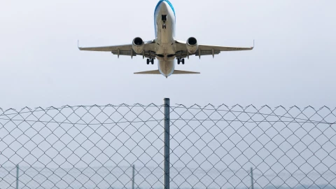 Un avión cruzando una frontera