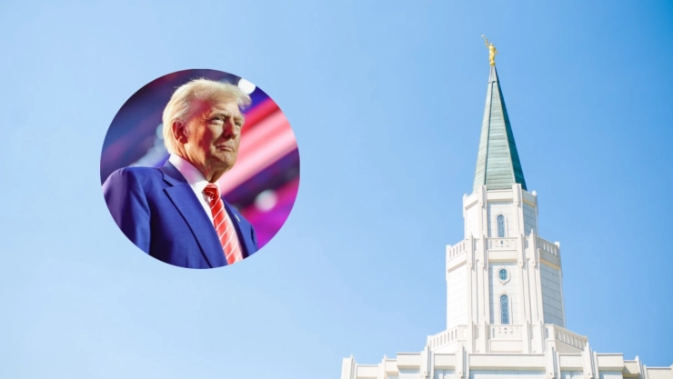 Donald Trump junto al campanario en la parte superior del Templo SUD de Huston