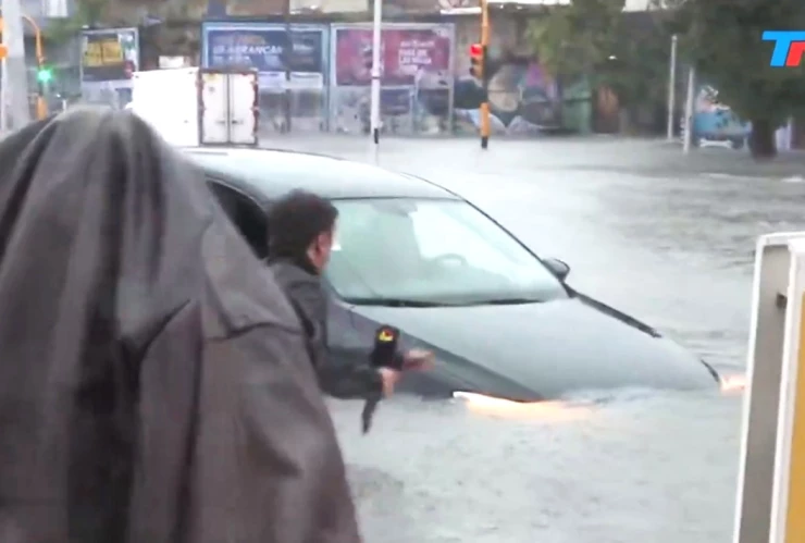 periodista-rescate-en-vivo-abuelito-atrapado-auto-inundaciones-argentina-video