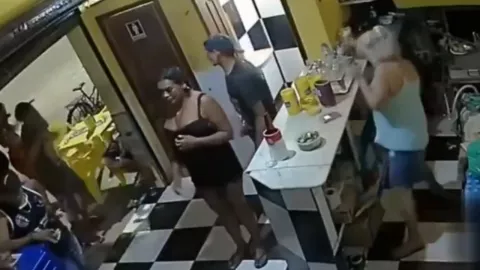 Ataque armado en Bahía, Brasil: disparan contra clientes dentro de un bar