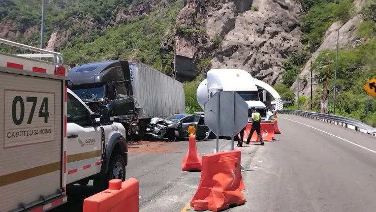 Cierran tramo de la Durango-Mazatlán por aparatoso accidente.jpg