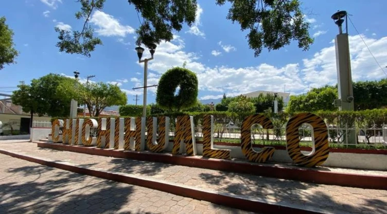 Autoridades de Guerrero suspenden clases en Chichihualco tras enfrentamiento armado.