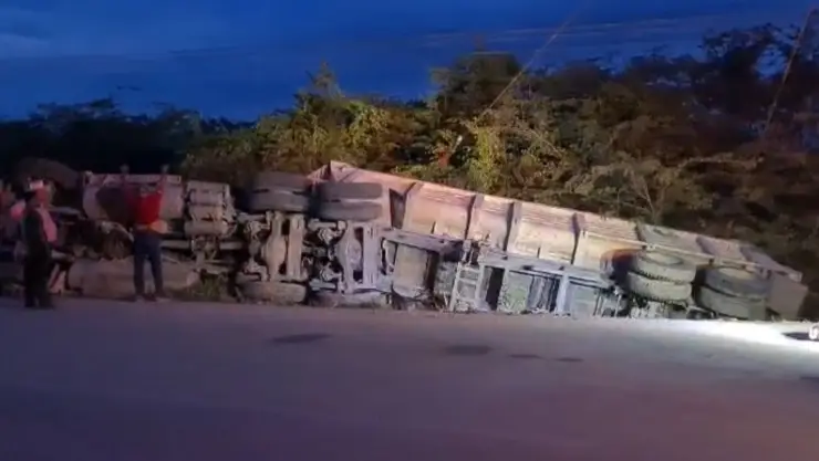 ÚLTIMA HORA: Se registra VOLCADURA en la carretera Escárcega-Chetumal; reportan tráfico lento