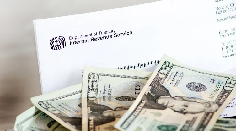 Dólares junto a una carta del IRS