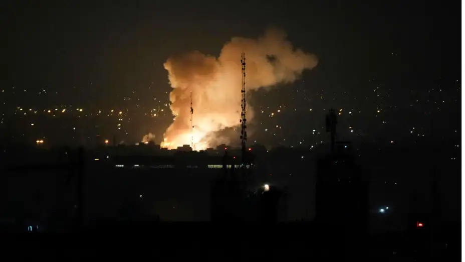 Columna de humo en Teherán, Irán, luego de un ataque israelí.