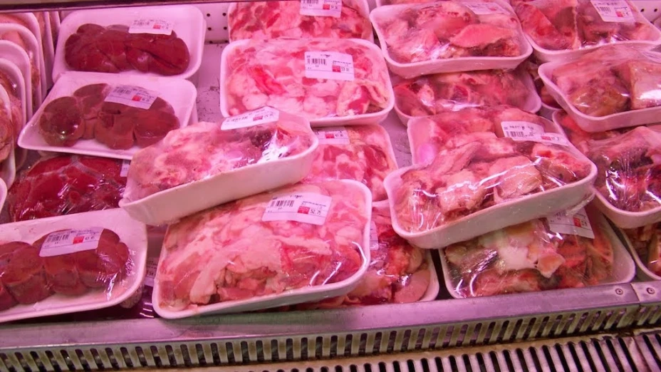 Captan a empleados de supermercado reetiquetando carne caducada (VIDEO)