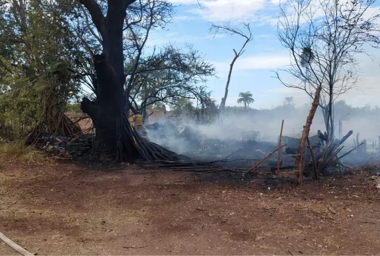 Se incendia casa en la Invasión Cirilo Mena, en Los Mochis