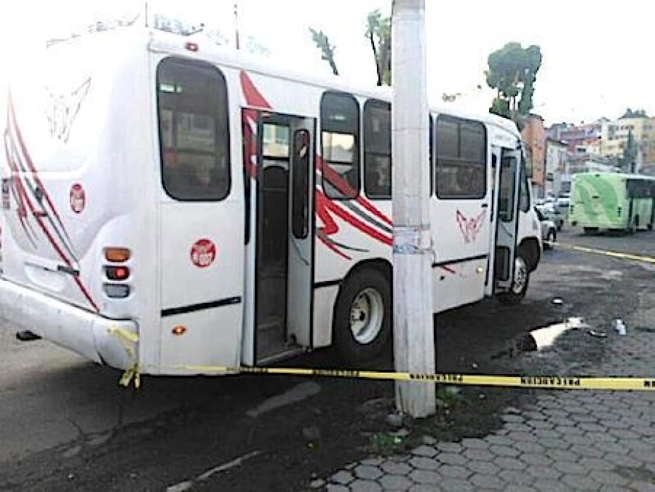 Un pasajero de microbús fue asesinado por tratar de impedir que varios sujetos asaltaran el camión donde viajaba.