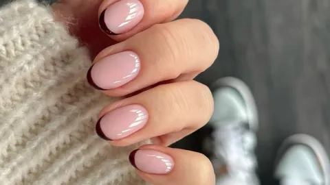 uñas francesas modernas para mujeres de 50