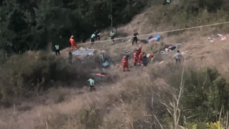 Minibús cae a un barranco en los Andes de Perú