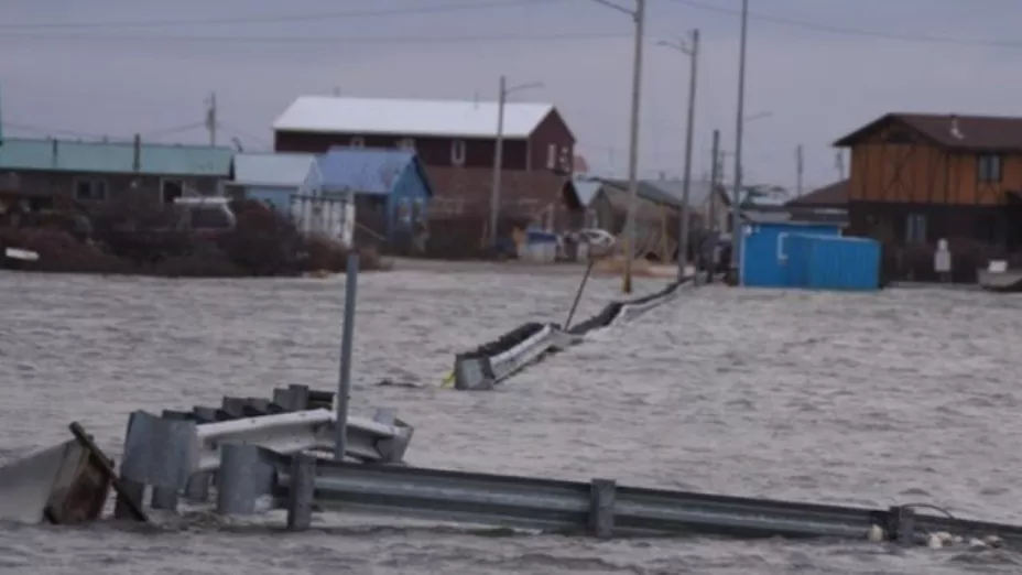 Remanentes del tifón Halong provocan emergencias en Alaska; rescates continúan y comunidades siguen afectadas