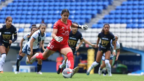 Karla Morales cobra penal con Puebla Femenil.jpeg