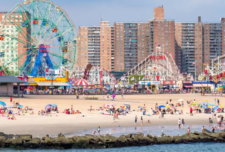 Fotografía de la playa de Coney Island, en Nueva York.
