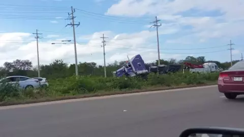 reportan accidente de trailer en carretera merida progreso