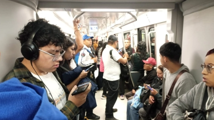 Usuarios del Metro CDMX dentro de un vagón.