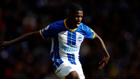 Mois&eacute;s Caicedo con la camiseta del Brighton