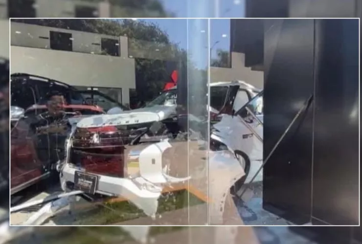 Mujer choca camioneta en agencia de Tepic