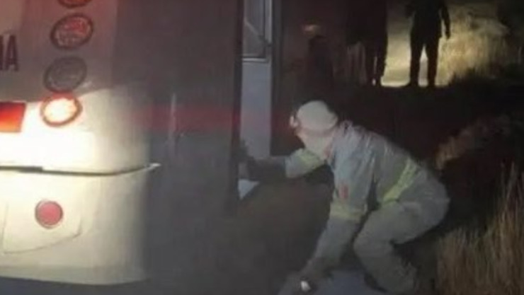 Hallan autobús abandonado.