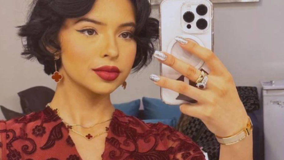 Ángela Aguilar se arrodilla ante sus fans y las redes se encienden