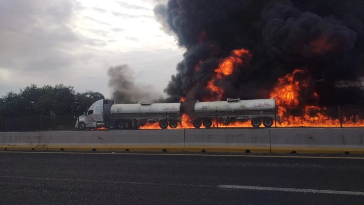 Explota pipa con combustible en la autopista Córdoba - Veracruz