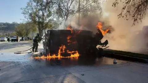 Dos autos se incendian tras volcadura en la avenida Internacional