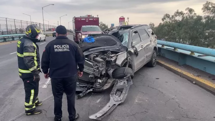 Fuerte accidente en Bosques de Aragón: Camioneta y camión de carga quedan destruidos